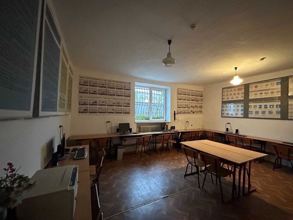 ПРОДАЖ! Фасадна будівля 173м (автошкола) Свалява Соборна,16 Терміново!