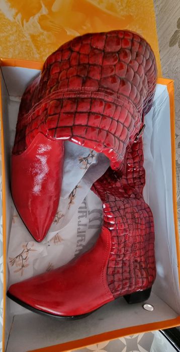 Продам женские кожаные сапоги 38/39