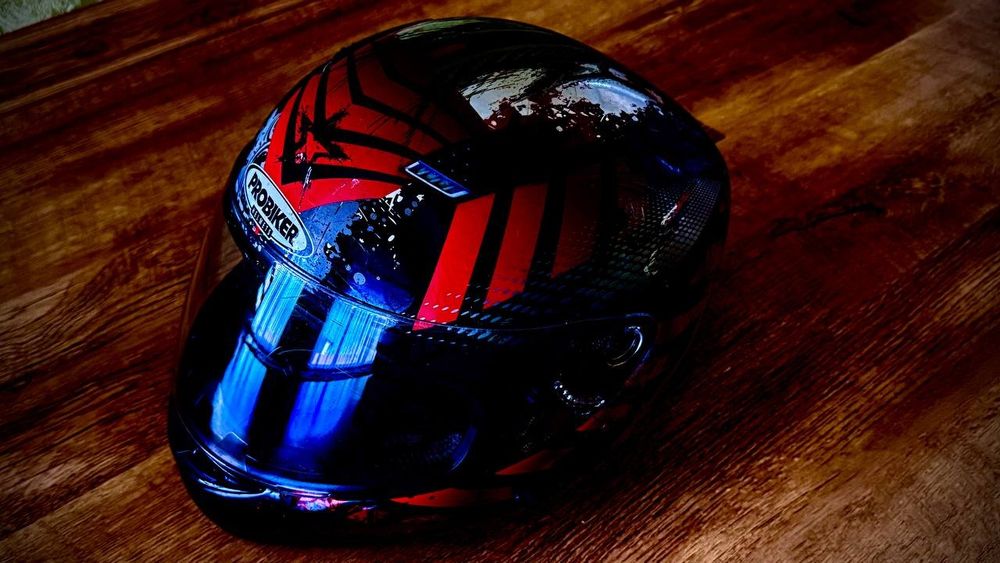 Мото шлем чорний з нотками червоного