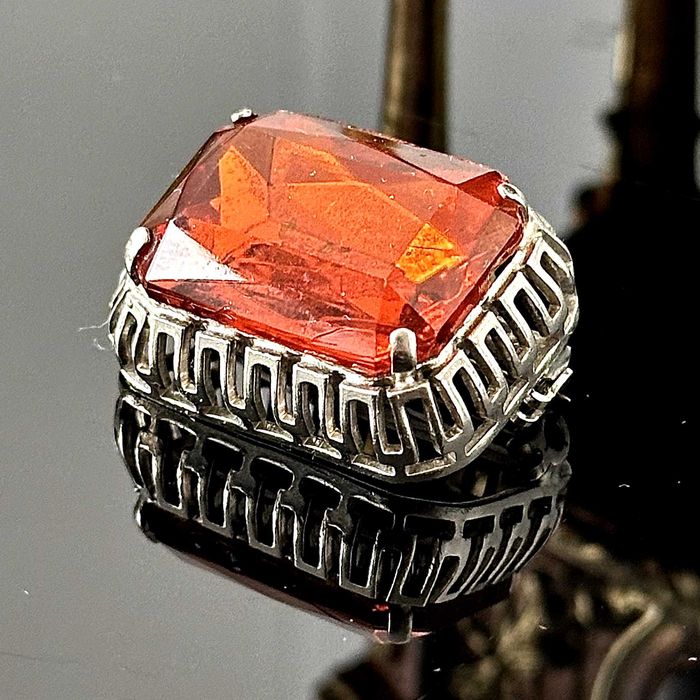 Srebrna broszka z kamieniem cytrynowym z Anglii końca lat 60. XX wieku