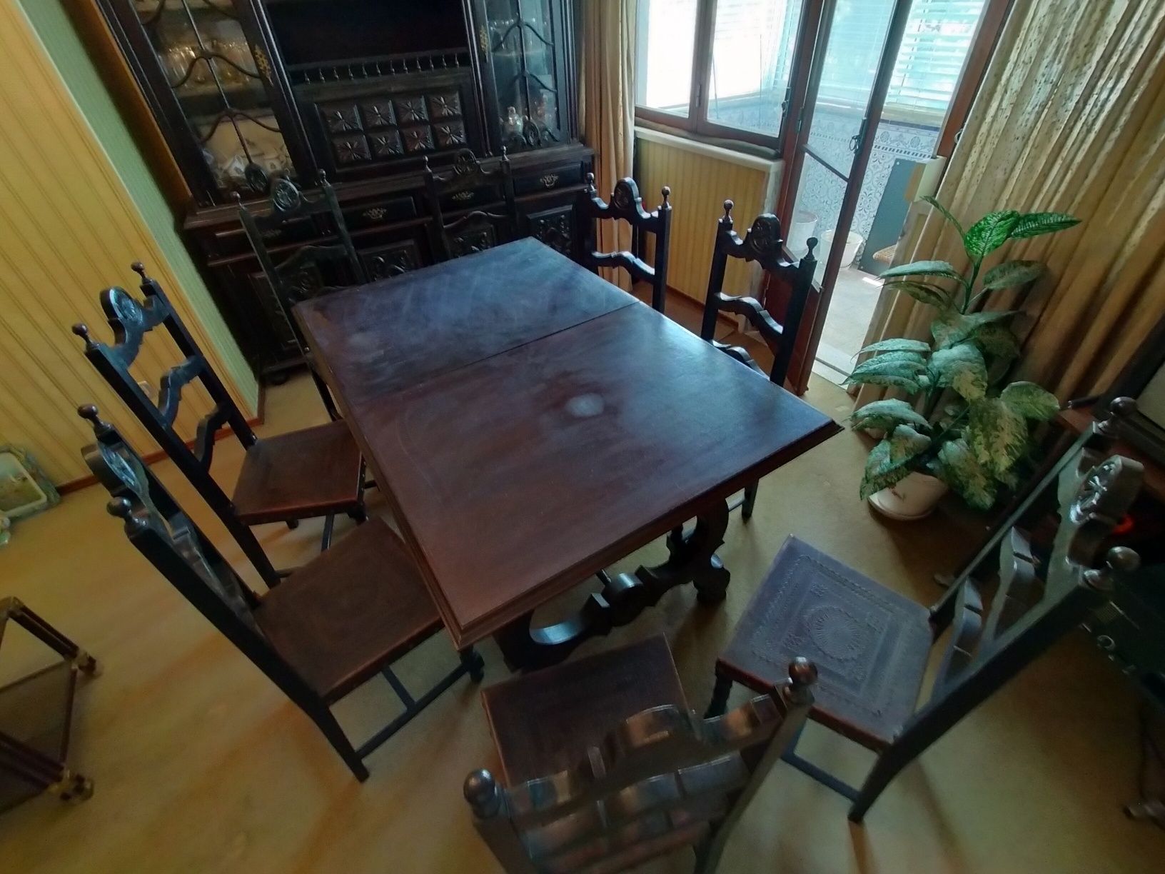 Mesa de sala, móvel e cinco cadeiras