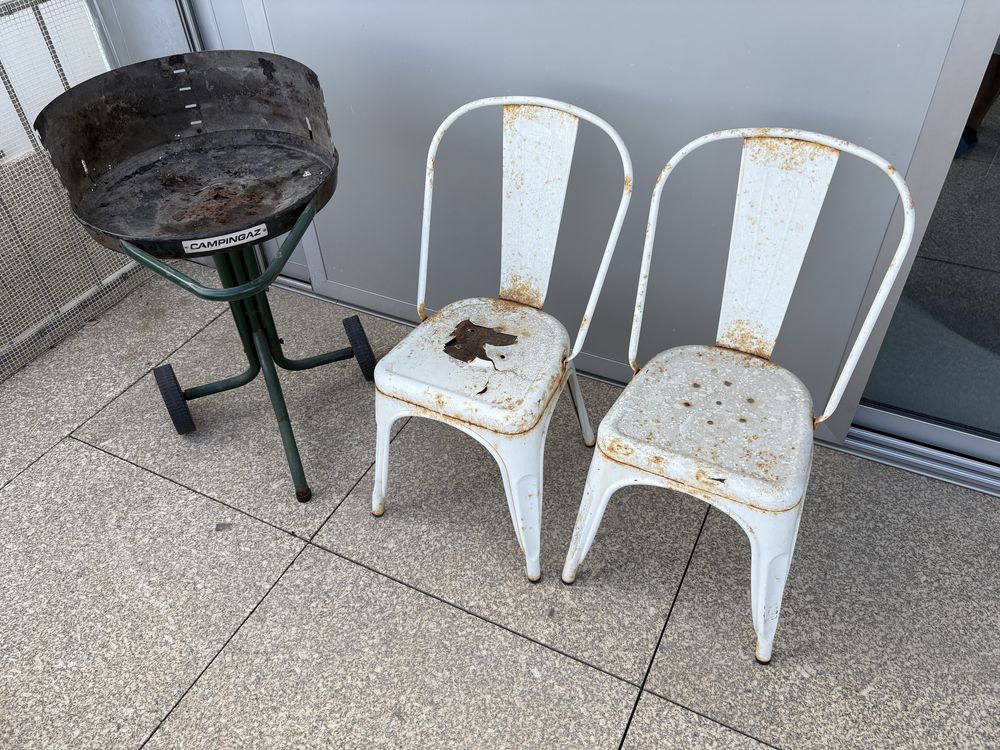 Duas cadeiras Tolix em ferro e barbecue campingaz para restaurar