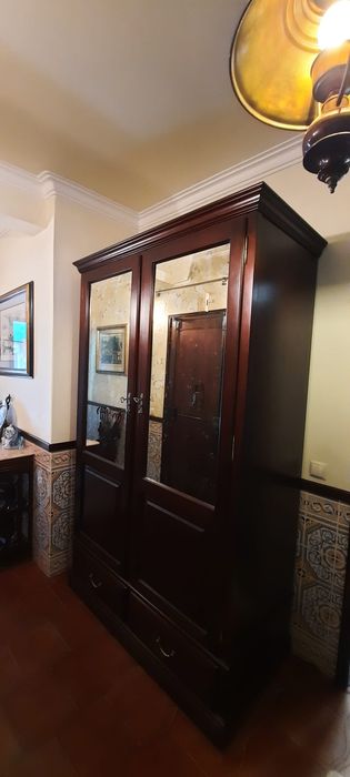 Móvel roupeiro de mogno c espelho efeito oxidado: