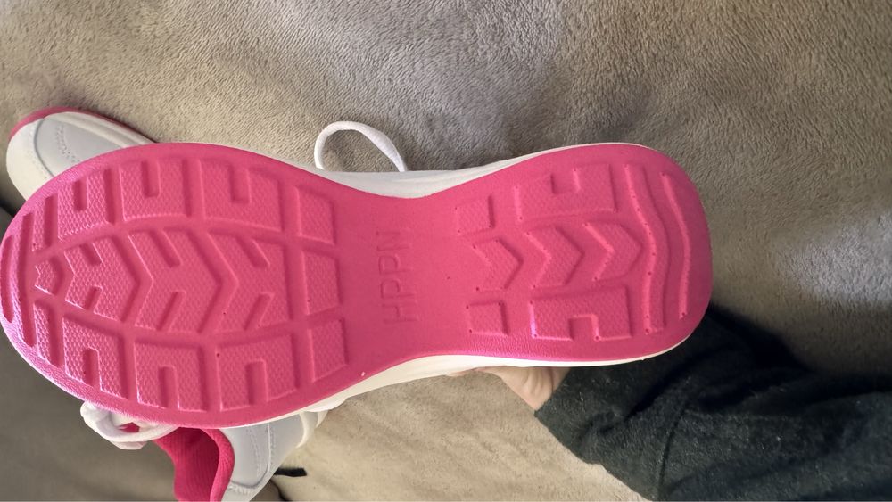 Мініатюрні кросівки на делікатну ніжку