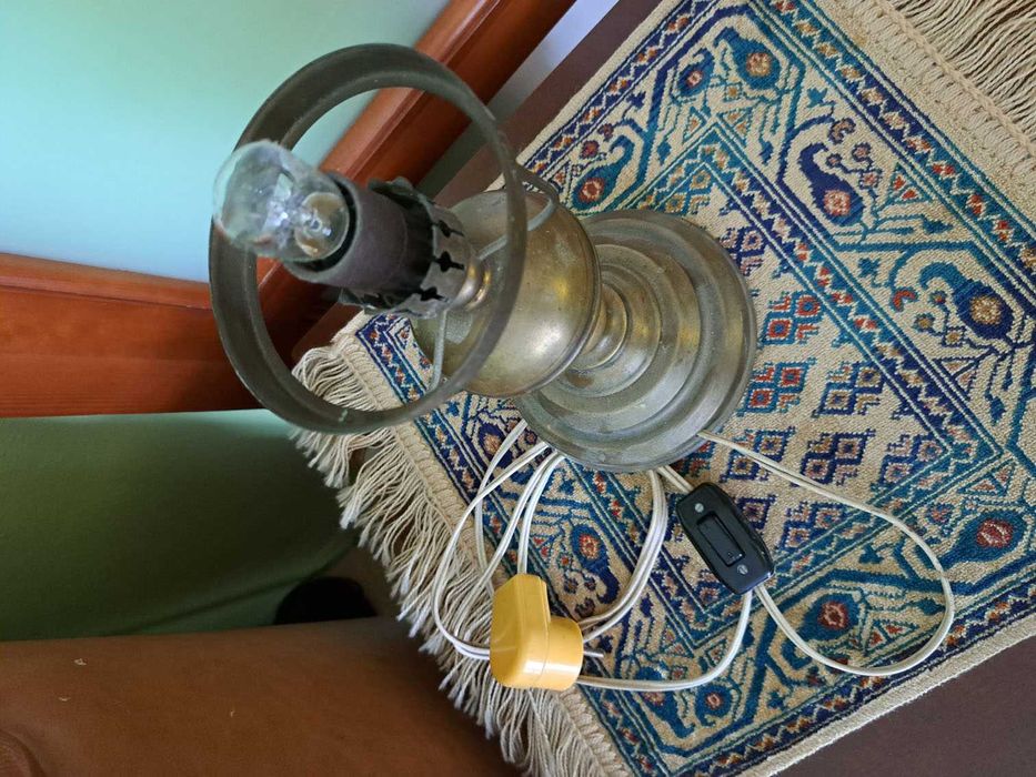 Piękna, stara lampa naftowa przerobiona na lampkę nocną