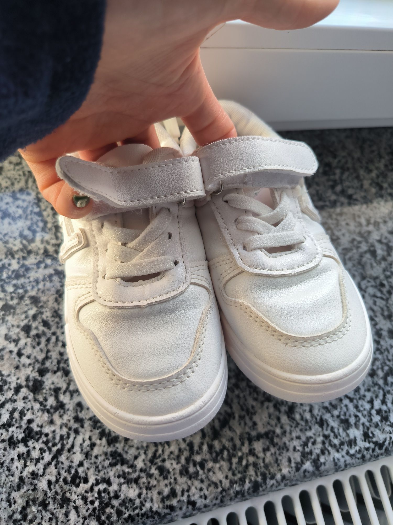 Дитячі білі кросівки в хорошому стані