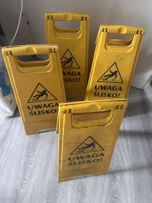 Stojaki ostrzegawcze Uwaga Ślisko