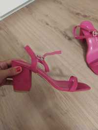 Sandálias rosas de salto