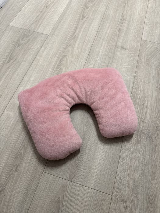 Różowa poduszka podróżna rogal 2w1