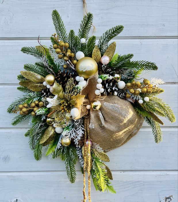 Piękny złoto zielony, oryginalny wianek bożonarodzeniowy na drzwi