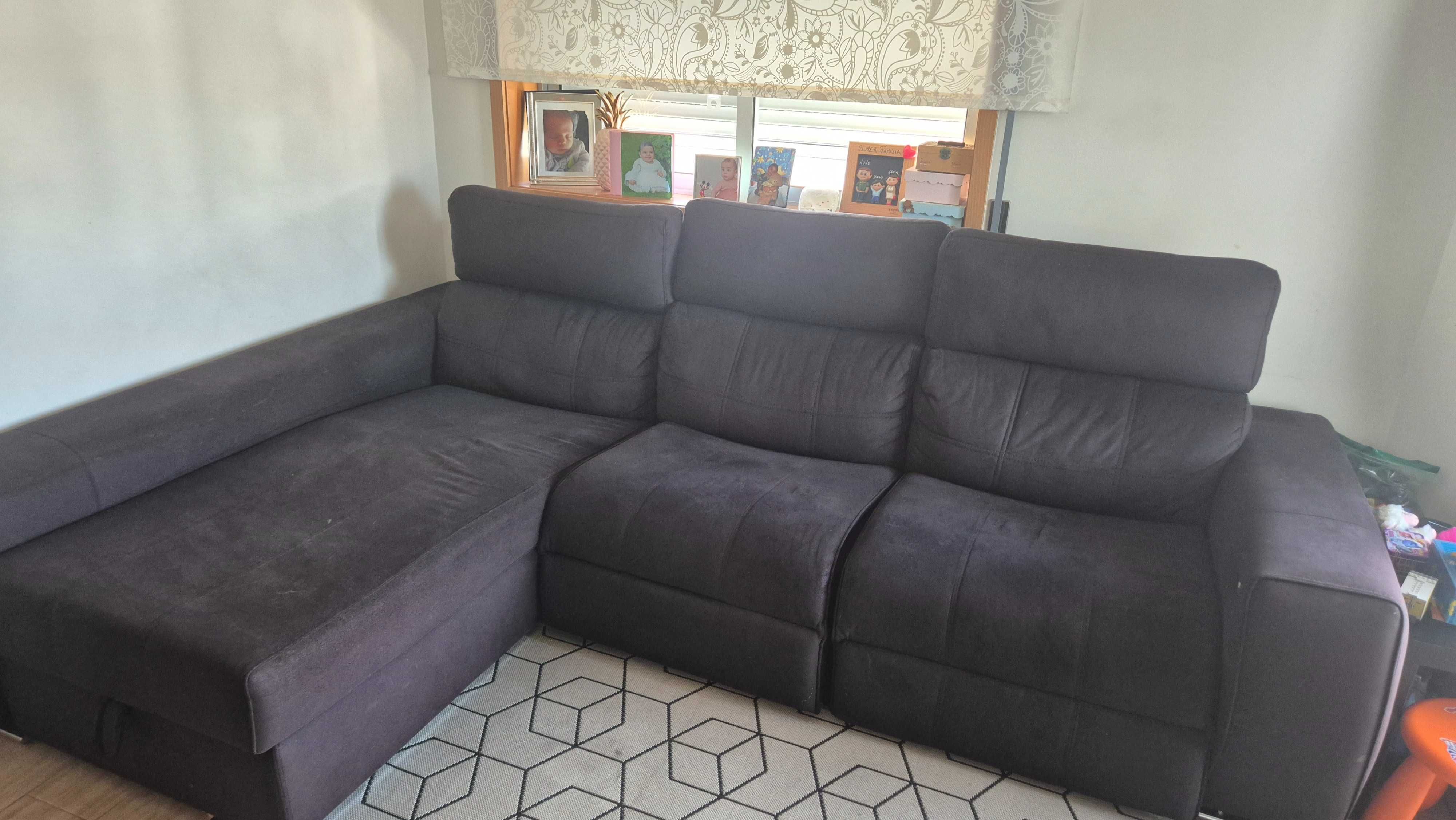Sofá preto chaise longue elétrico