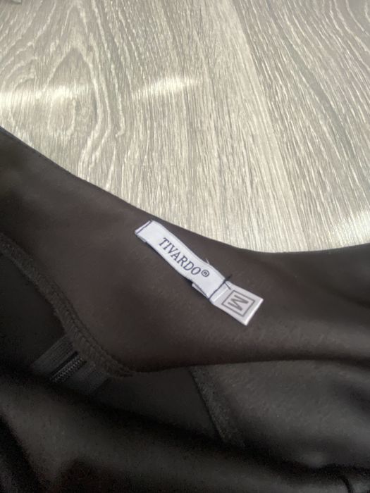 Чарна атласна максі сукня