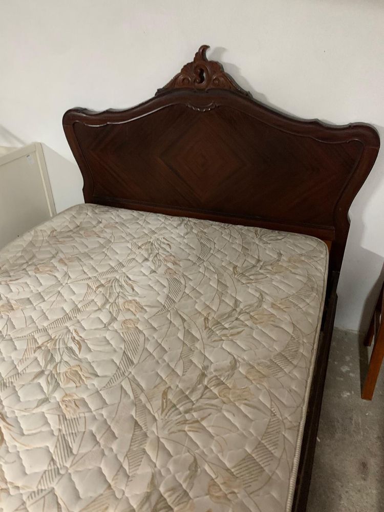 Cama de casal em madeira