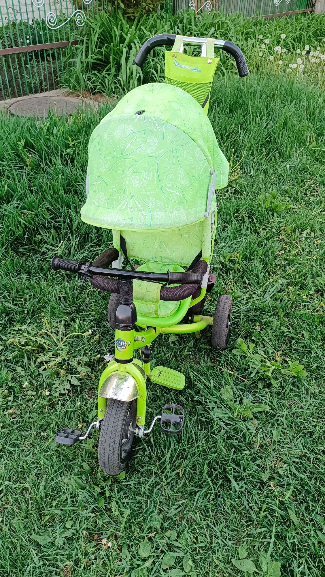 Зелений велосипед з батьківською ручкою