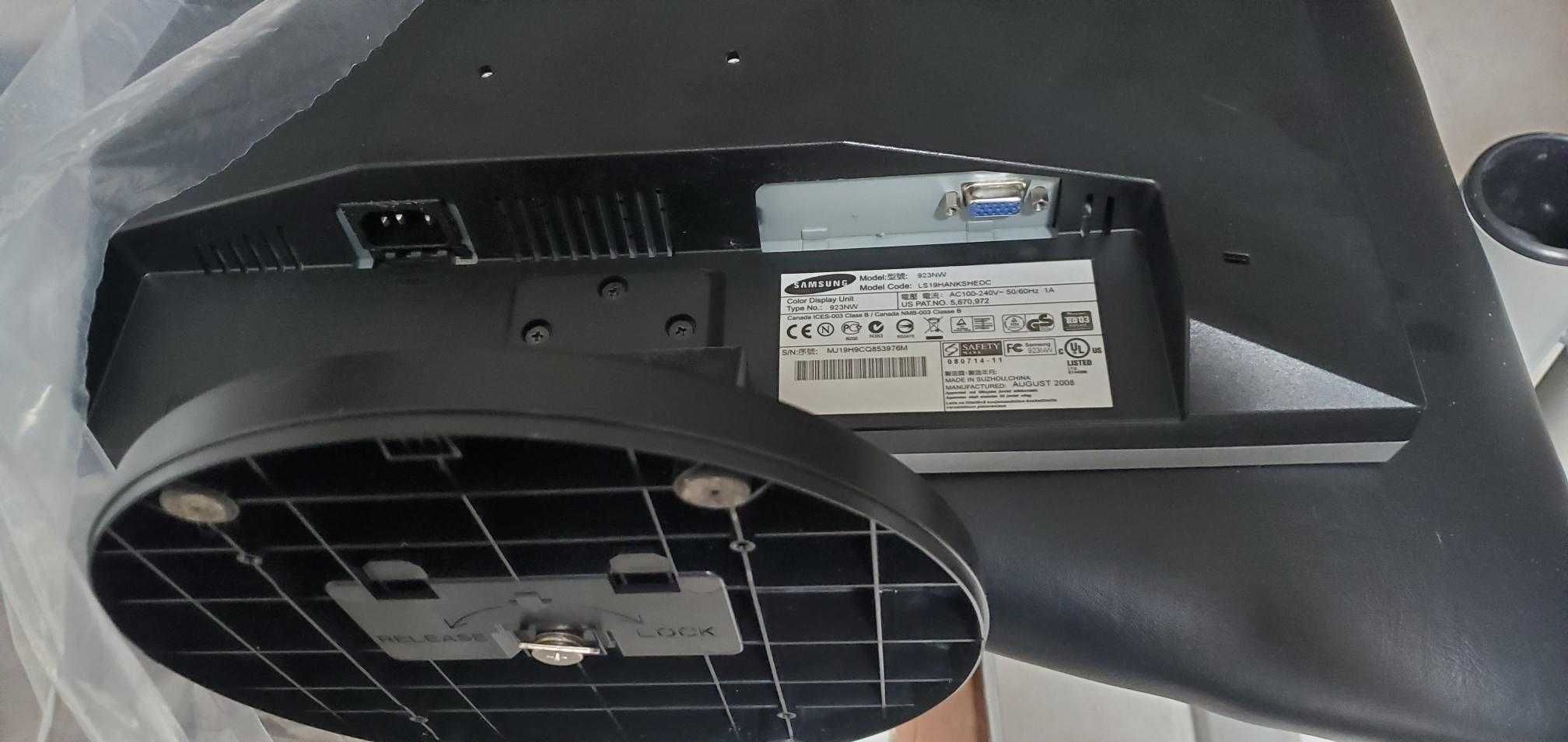 Vendo Monitor VGA Samsung 19'', modelo 923NW. Com cabos incluídos.