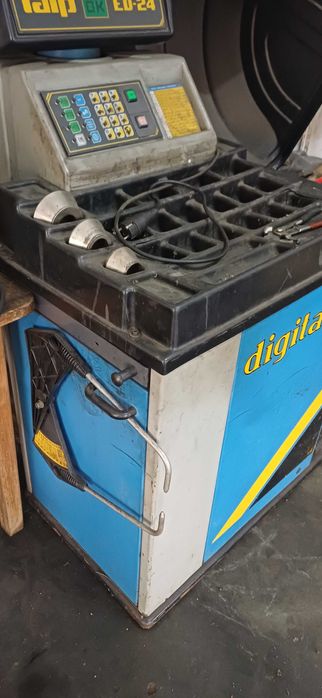 Máquina de equilibrar pneus ligueiros - FAIP ED-24