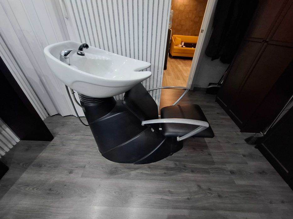 2 cadeiras de cabeleireiro e rampa de lavagem