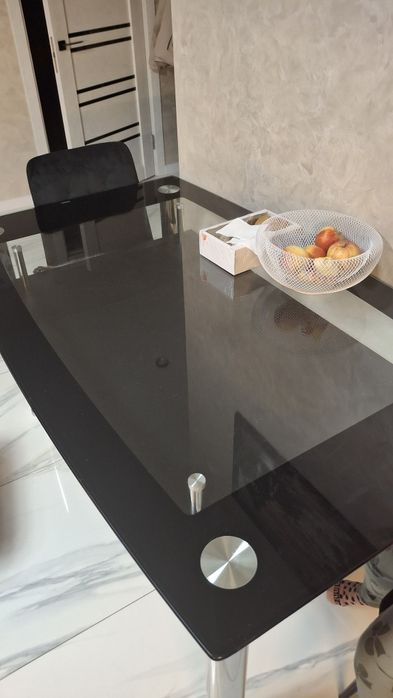 Продам великий скляний стіл