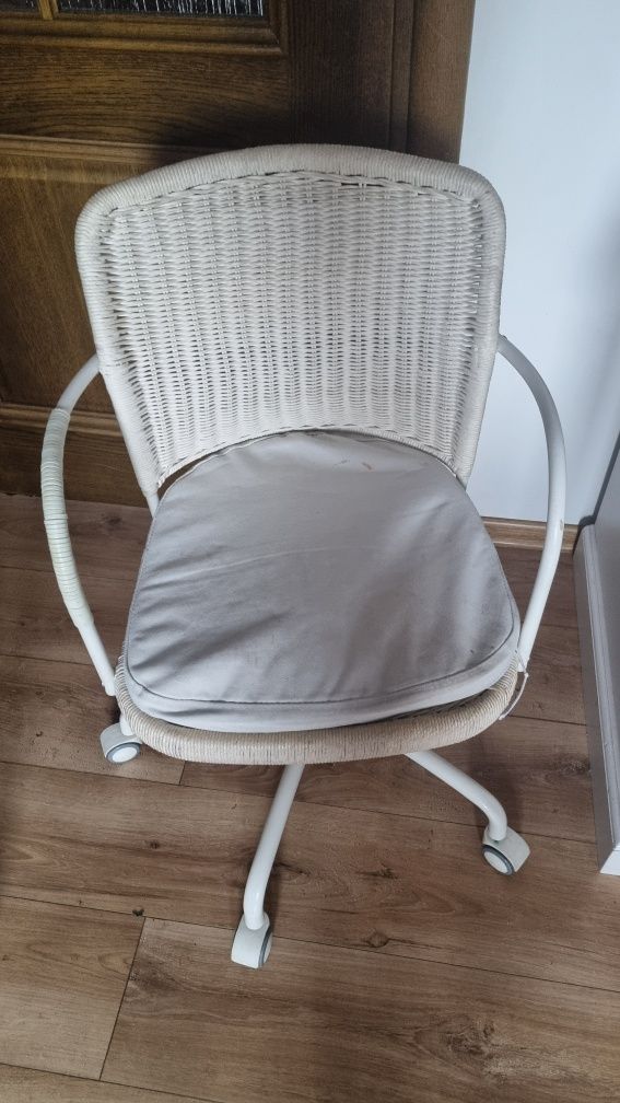 Krzesło białe Ikea / krzesło z oparciem na kółkach