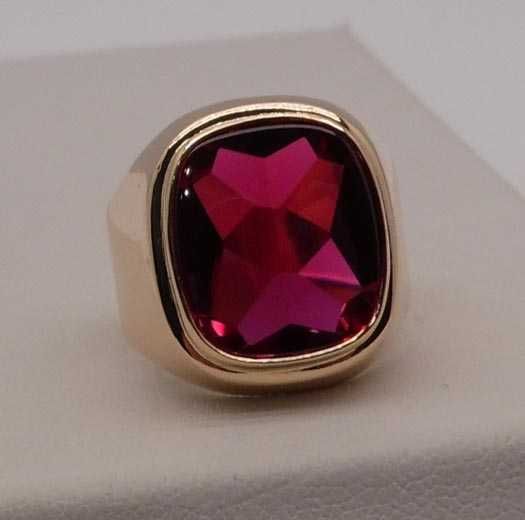 Złoty sygnet rubinowo purpurowy kamień R.22