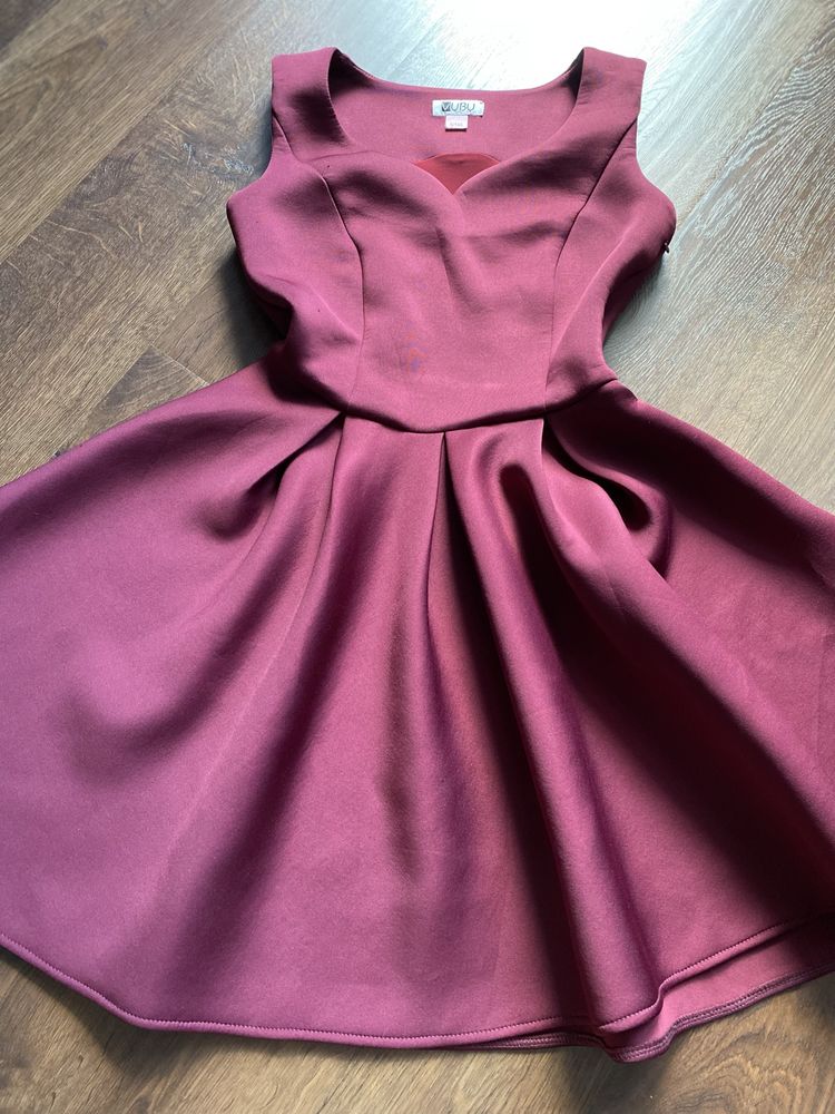 Piękna sukienka w kolorze wina S 165 z koła