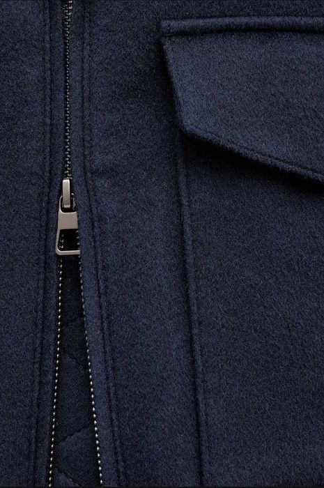 Куртка з колекції ВBOSS. Неутеплена модель виконана з вовняного матері