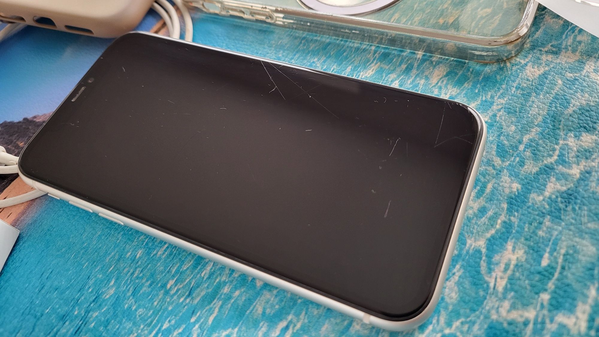 Telefon smarfon iPhone 11  64GB zadbany cały kpl plus akcesoria GRATIS