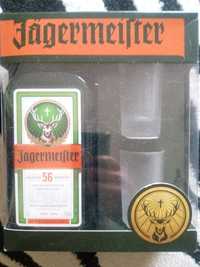 Garrafa jagermeister fechada com dois copos