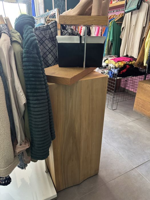 Wyposażenie sklepu odzieżowego/ meble do butiku w stylu retro