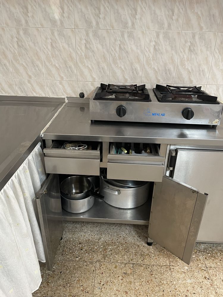 Mobiliario de cozinha em inox