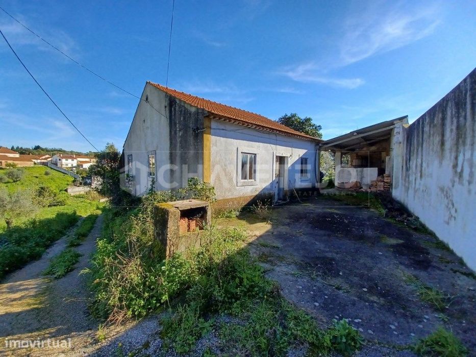 Casa térrea com adega e arrumos para remodelar a 6.5 km de Tomar.