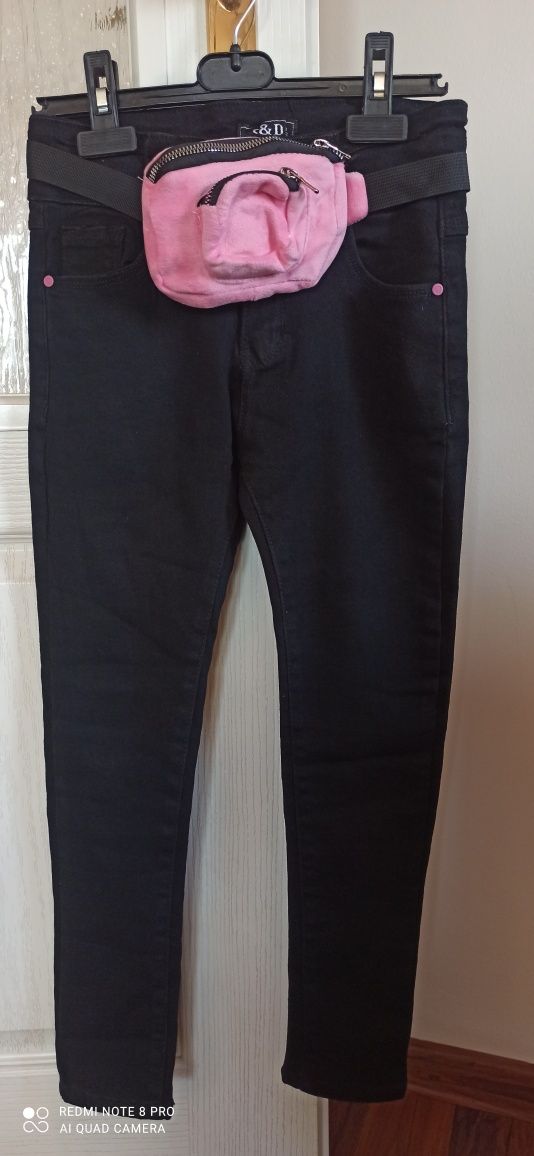 Czarne spodnie jeansy z nerką 140 cm