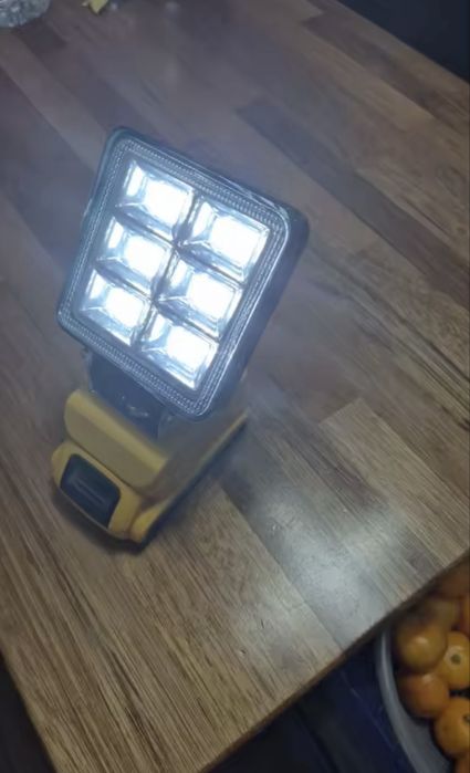 Прожектор лампа освещения павербанк на dewalt акуму новий якісний ліхт