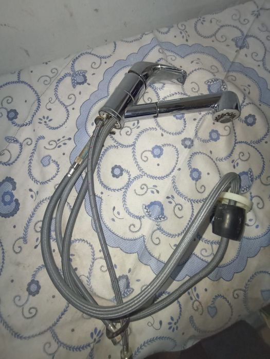Torneira de lava louça com pouco tempo de uso