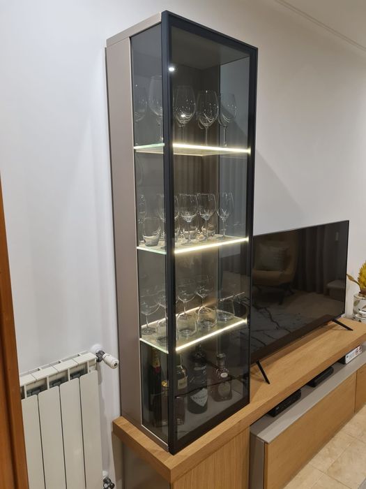 Estante de sala com vitrine e mesa de centro
P