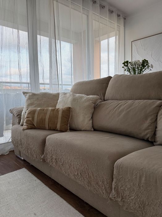 Sofá bege com 3 lugares extensíveis