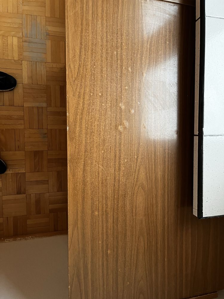 Solidne biurko z szafką na klucz