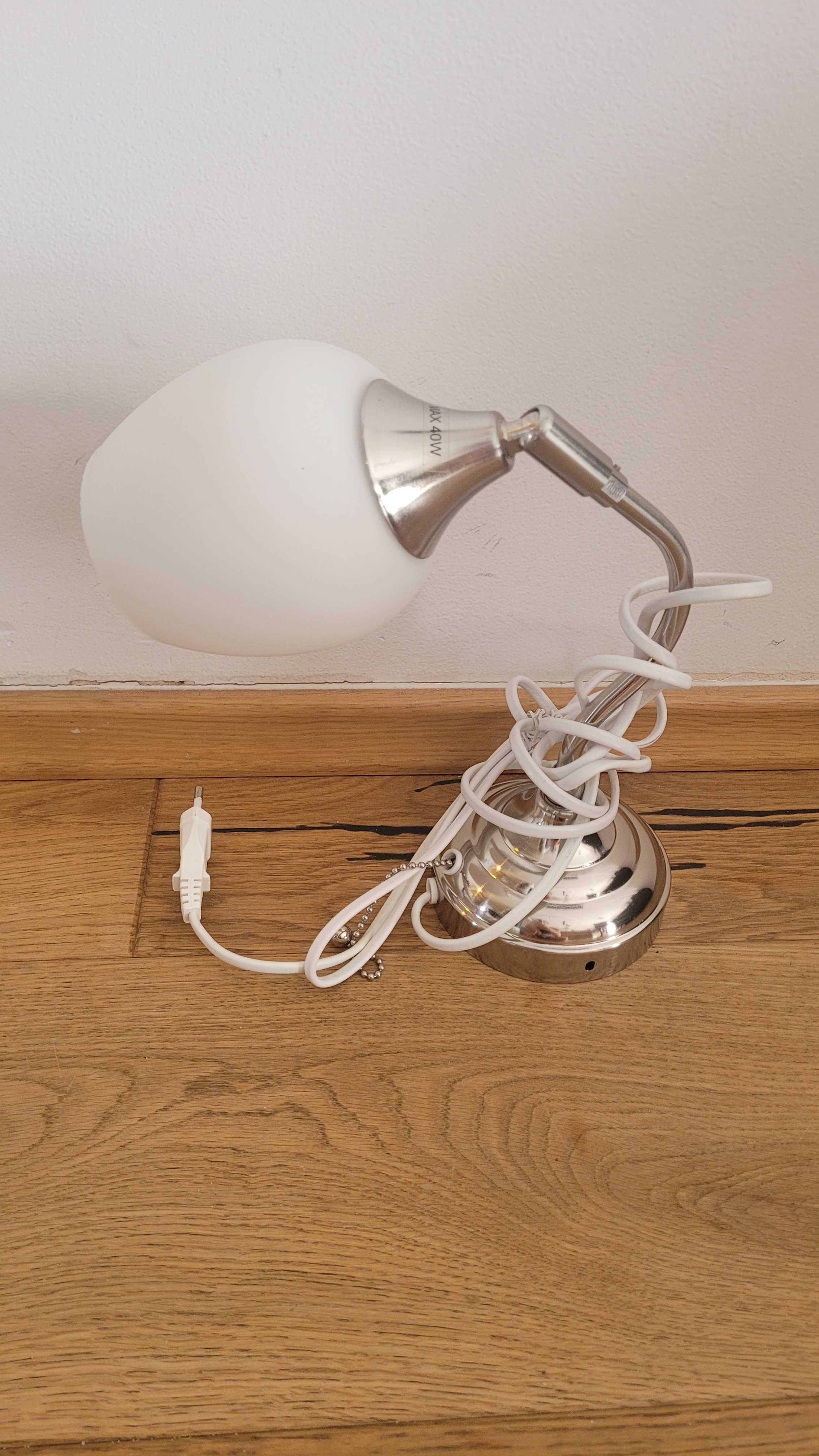 Lampka IKEA przy łóżku do ściany, srebrna, mleczny klosz, max 40W
