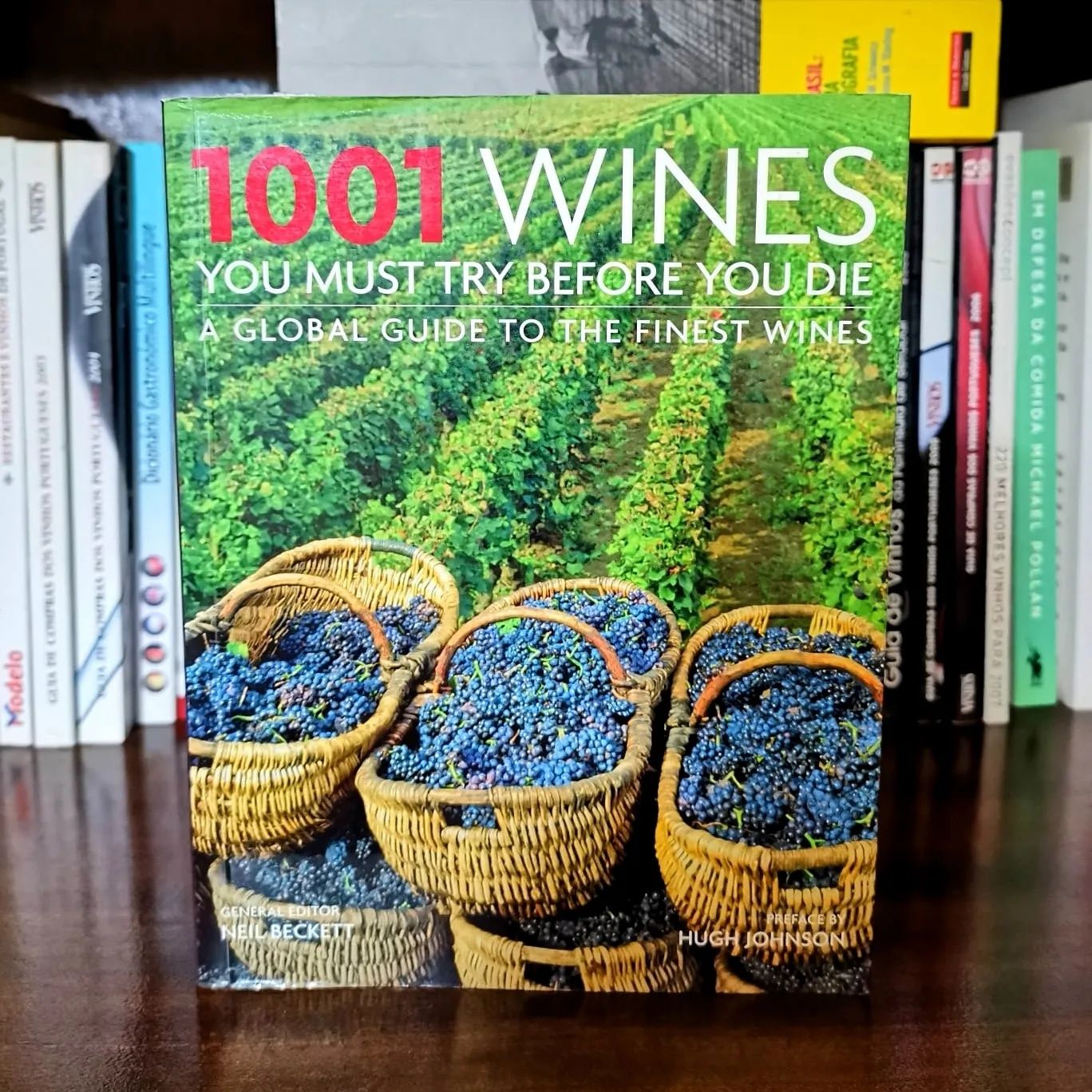 Livro 1001 Vinhos que deve beber antes de morrer