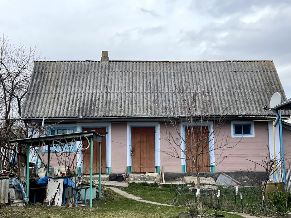 Будинок з господарськими будівлями та земельною ділянкою