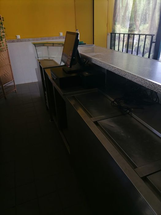 Arrenda Loja / Café no Mercado de Vila Viçosa