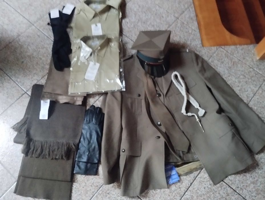 Mundury wojskowe i akcesoria.