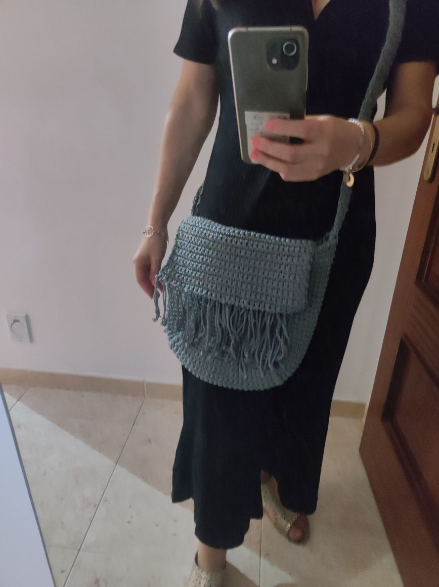 Bolsa com alça tiracolo azul acinzentado