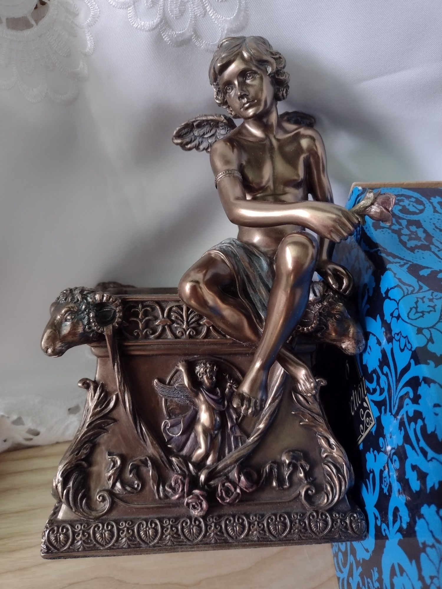 ozdobny przybornik z amorem trzymającym różę na biurko