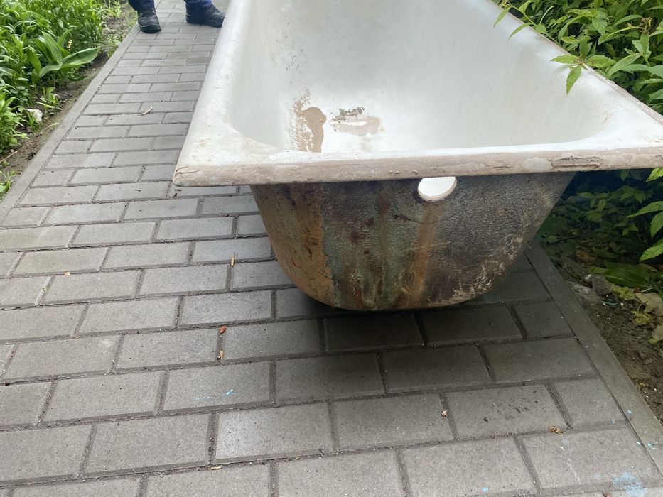 Чугуна ванна з ніжками