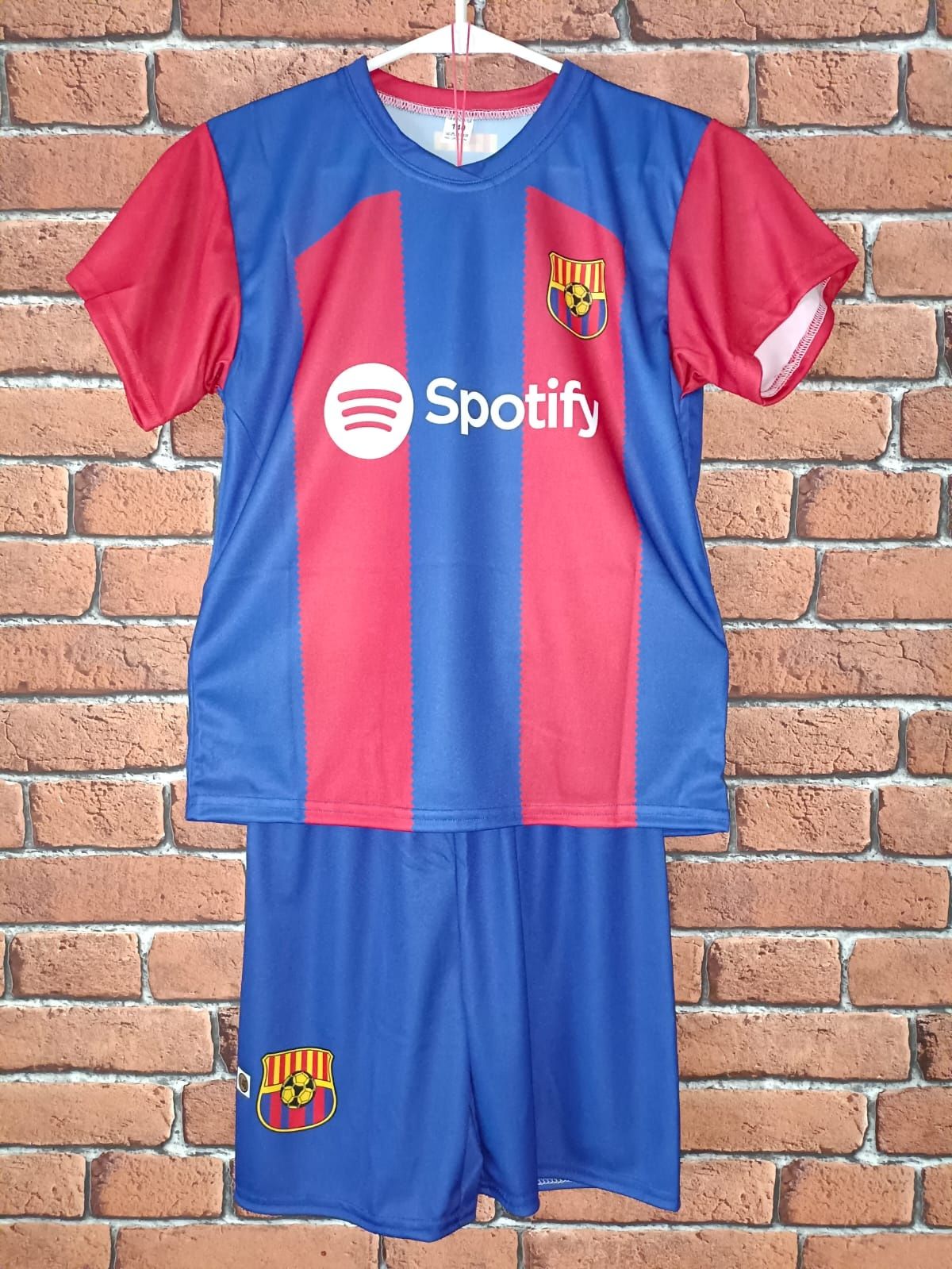 Strój piłkarski dziecięcy z getrami FC Barcelona Lewandowski rozm. 140