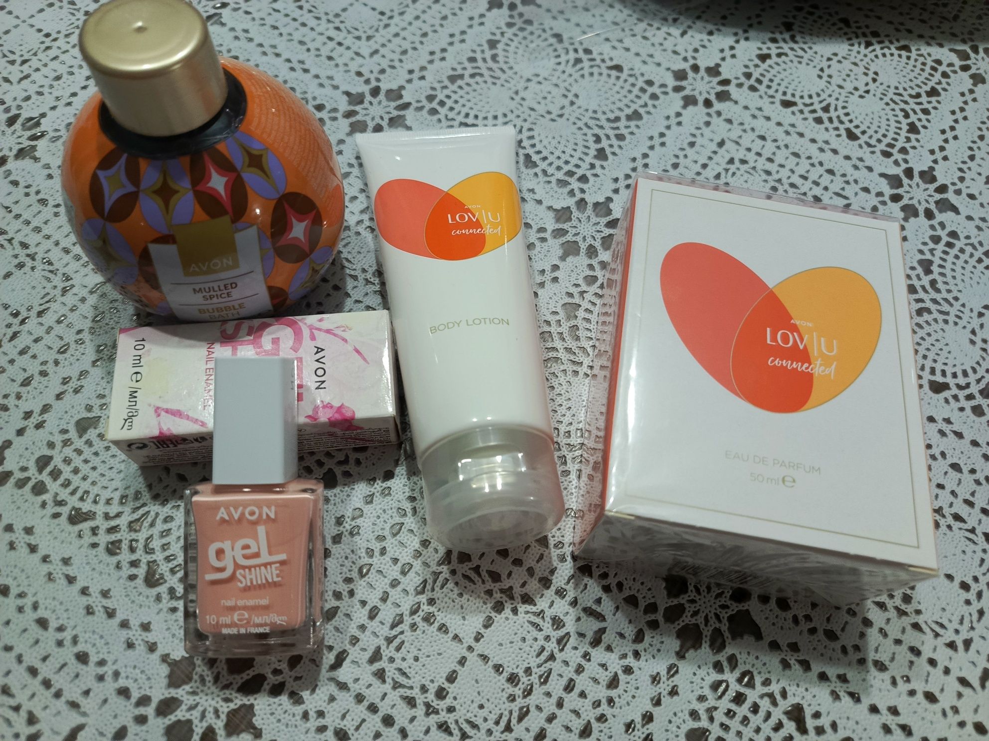 Zestaw kosmetyków dla niej Avon Loviu Connected