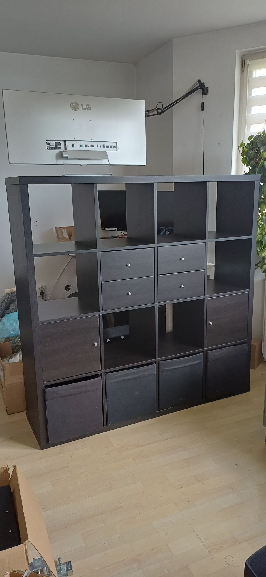 Duży regał KALLAX IKEA z szufladami czarnobrąz czarne pojemniki