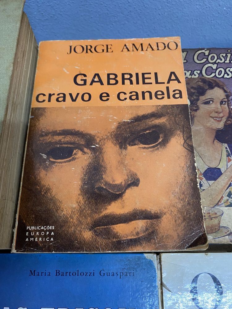 Livros antigos em bom estado