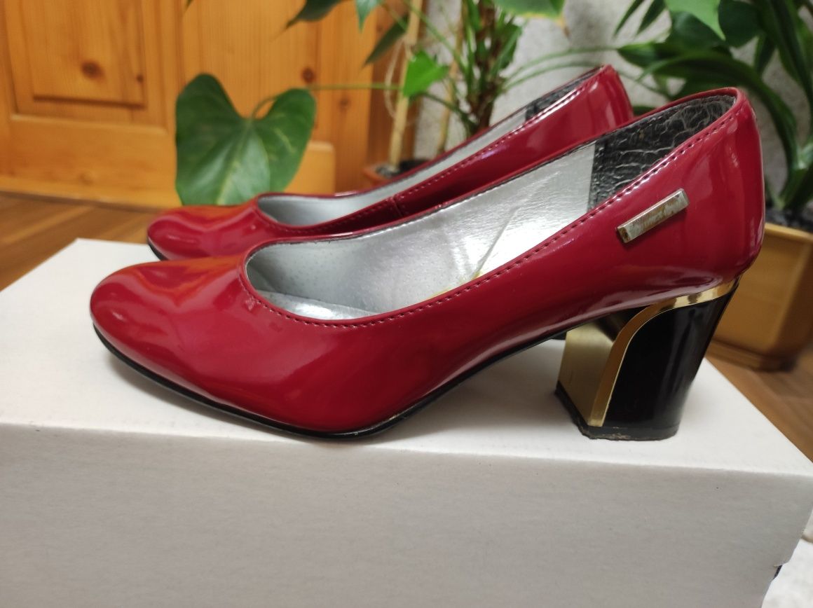 Туфлі жіночі червоні